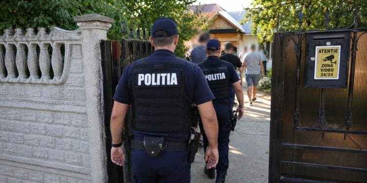 27 de persoane cu dizabilități, relocate după o percheziție. Un bărbat este cercetat pentru activități de îngrijire fără drept