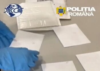 Femeie arestată după ce a încercat să trimită cocaină prin curier. Drogurile erau ascunse într-un plic declarat ca „documente”