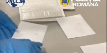 Femeie arestată după ce a încercat să trimită cocaină prin curier. Drogurile erau ascunse într-un plic declarat ca „documente”