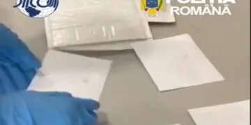 Femeie arestată după ce a încercat să trimită cocaină prin curier. Drogurile erau ascunse într-un plic declarat ca „documente”