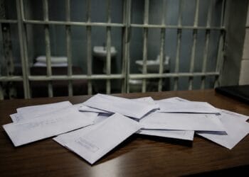 Scrisori îmbibate cu droguri de mare risc, trimise într-un penitenciar. Tânăr de 24 de ani, arestat preventiv