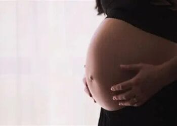 Tânăr de 20 de ani, arestat pentru trafic de persoane. O femeie ar fi fost obligată să se prostitueze inclusiv în timpul sarcinii