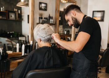 Moștenire de milioane contestată! Cu două săptămâni înainte să moară, o femeie și-a lăsat jumătate din avere frizerului