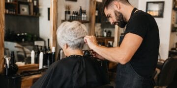 Moștenire de milioane contestată! Cu două săptămâni înainte să moară, o femeie și-a lăsat jumătate din avere frizerului