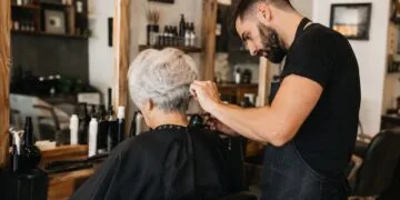Moștenire de milioane contestată! Cu două săptămâni înainte să moară, o femeie și-a lăsat jumătate din avere frizerului