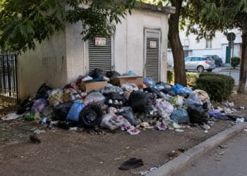 Focar de infecție în centrul orașului. Angajații unui cabinet medical, prinși că aruncau gunoaie lângă un punct termic