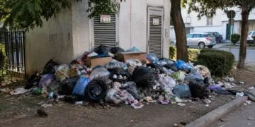 Focar de infecție în centrul orașului. Angajații unui cabinet medical, prinși că aruncau gunoaie lângă un punct termic