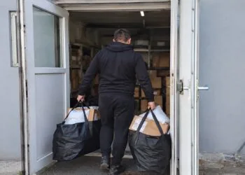 Hoț reținut după ce a furat produse din incinta unei firme. Polițiștii l-au identificat în urma anchetei