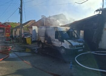 Incendiu puternic! Două persoane au suferit arsuri, mesaj RO-Alert din cauza fumului