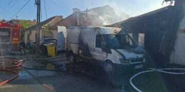 Incendiu puternic! Două persoane au suferit arsuri, mesaj RO-Alert din cauza fumului