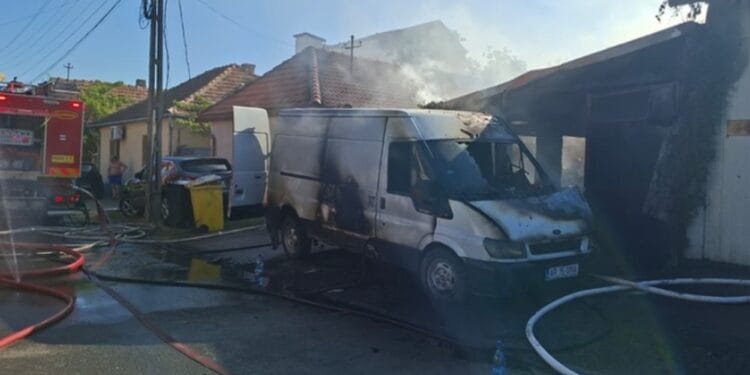 Incendiu puternic! Două persoane au suferit arsuri, mesaj RO-Alert din cauza fumului