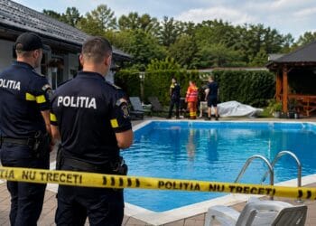 Tragedie! Un bărbat de 42 de ani a fost găsit mort în piscina din curtea fratelui său