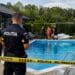 Tragedie! Un bărbat de 42 de ani a fost găsit mort în piscina din curtea fratelui său