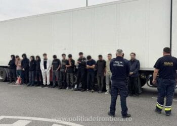 TIR sigilat, plin cu ”apă și șervețele”! Ce au descoperit polițiștii ascuns în semiremorcă!