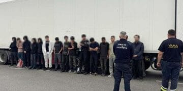 TIR sigilat, plin cu ”apă și șervețele”! Ce au descoperit polițiștii ascuns în semiremorcă!