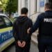 Minor de 17 ani, reținut după ce ar fi încercat să smulgă lănțișorul unei femei, în plină stradă!