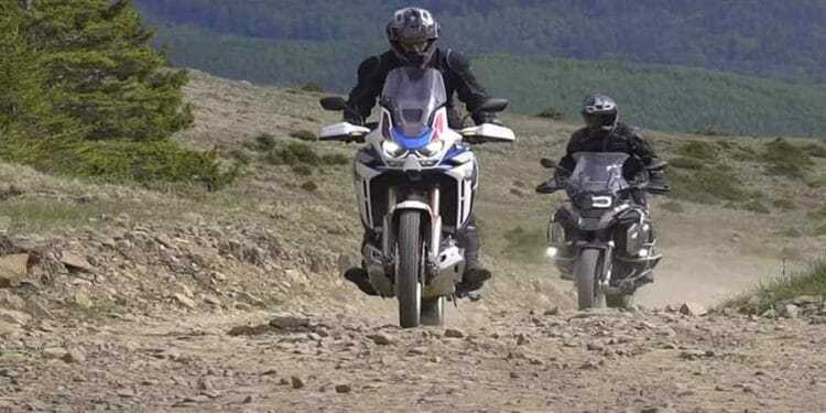 Tragedie în pădure! Un tânăr de 27 de ani a murit după ce s-a izbit cu motocicleta de un copac
