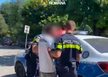 Bărbat reținut după ce și-ar fi agresat ambii părinți. Polițiștii au emis ordin de protecție