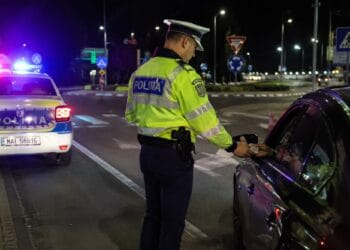 Drift în sensul giratoriu, deși avea permisul suspendat. Tânăr de 22 de ani reținut!
