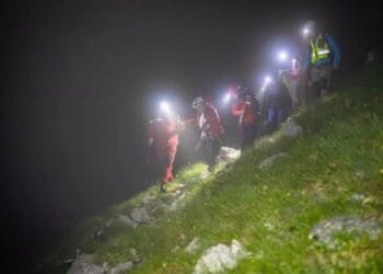 Intervenție dificilă! Un turist care nu a mai putut continua traseul, salvat de Salvamont Argeș și Sibiu