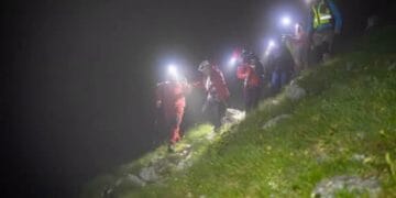 Intervenție dificilă! Un turist care nu a mai putut continua traseul, salvat de Salvamont Argeș și Sibiu