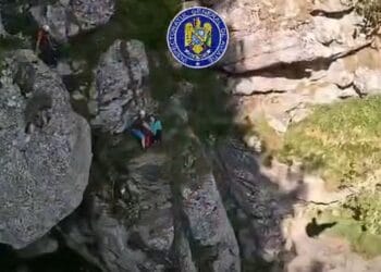 Intervenție cu elicopterul! O femeie rănită a fost recuperată de salvamontiști