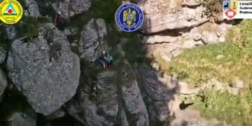 Intervenție cu elicopterul! O femeie rănită a fost recuperată de salvamontiști