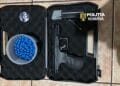 Prins în flagrant după ce ar fi vândut droguri. Arme, muniție și bani, descoperite de anchetatori