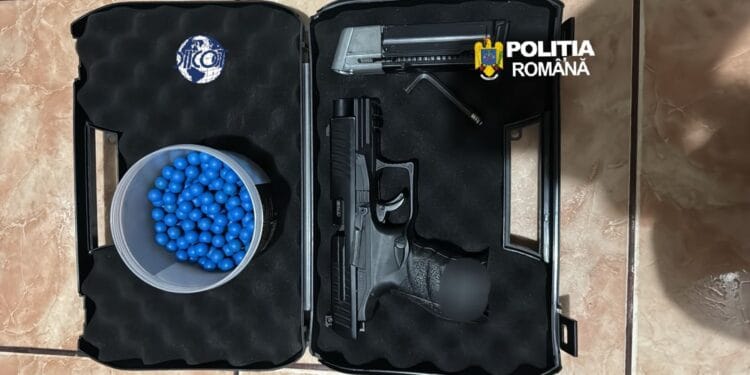 Prins în flagrant după ce ar fi vândut droguri. Arme, muniție și bani, descoperite de anchetatori