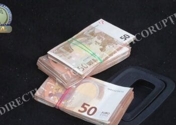 Prins în flagrant după ce ar fi primit 11.000 de euro. Promitea intervenții la ANAF pentru controale fiscale favorabile