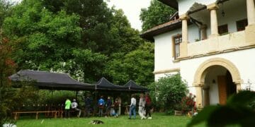 Vila Golescu devine cinematograf sub cerul liber! Trei seri de film, muzică și poezie, cu intrare gratuită