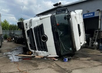 Tragedie! Șofer de 34 de ani, strivit de autocamionul pe care încerca să îl repare