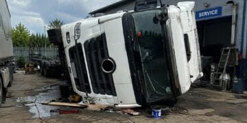 Tragedie! Șofer de 34 de ani, strivit de autocamionul pe care încerca să îl repare