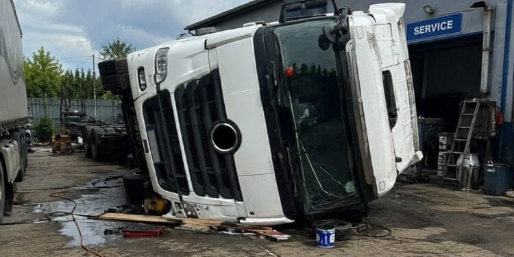 Tragedie! Șofer de 34 de ani, strivit de autocamionul pe care încerca să îl repare