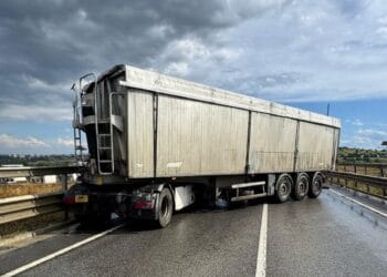 Accident cu un autotren! Șoferul a fost preluat de echipajul SMURD