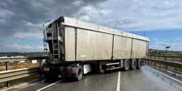 Accident cu un autotren! Șoferul a fost preluat de echipajul SMURD