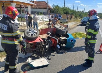 Tragedie! Un bărbat de 74 de ani a murit după ce o mașină a intrat într-un motocultor