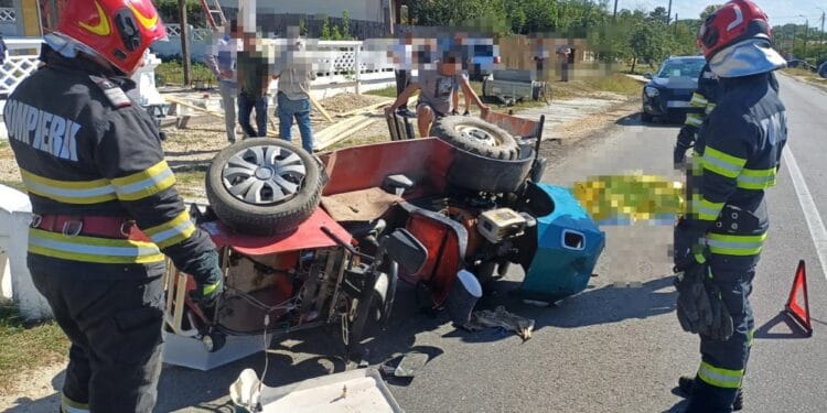 Tragedie! Un bărbat de 74 de ani a murit după ce o mașină a intrat într-un motocultor
