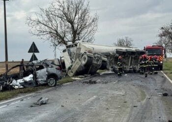 Tragedie! Șofer mort după ce mașina s-a izbit de un camion și a luat foc