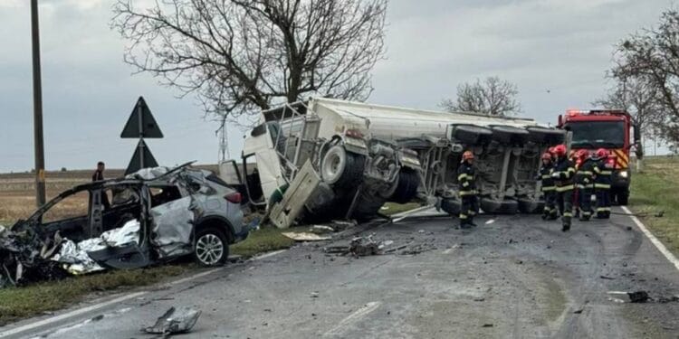 Tragedie! Șofer mort după ce mașina s-a izbit de un camion și a luat foc