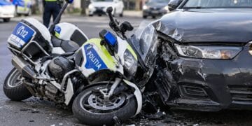 Polițist pe motocicletă, rănit într-un accident! Autospeciala s-a izbit de o mașină