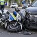 Polițist pe motocicletă, rănit într-un accident! Autospeciala s-a izbit de o mașină