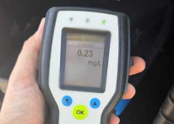 Elev prins băut la volanul mașinii de școală. Instructorul a rămas fără permis