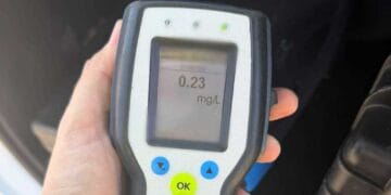 Elev prins băut la volanul mașinii de școală. Instructorul a rămas fără permis