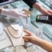 Angajate ale unei case de amanet, acuzate că au modificat sute de contracte și și-au însușit aproape 400.000 de lei