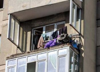 Bucăți dintr-un balcon de la etajul 7 s-au prăbușit peste o mașină!