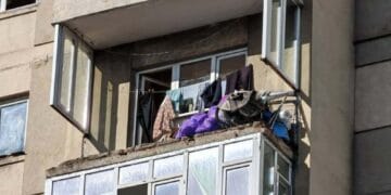 Bucăți dintr-un balcon de la etajul 7 s-au prăbușit peste o mașină!
