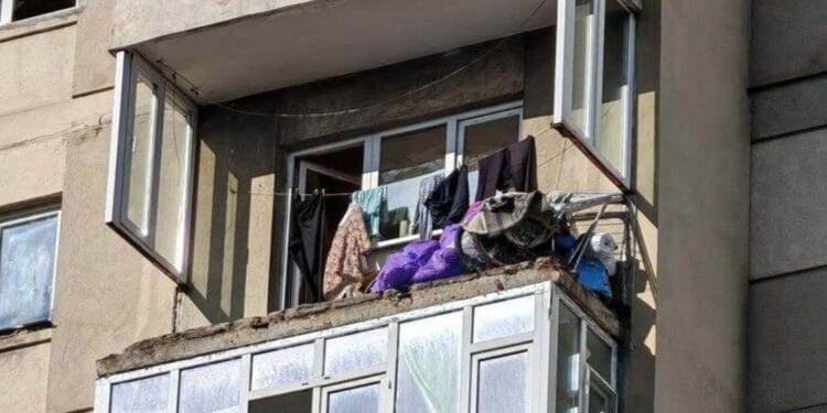 Bucăți dintr-un balcon de la etajul 7 s-au prăbușit peste o mașină!