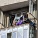 Bucăți dintr-un balcon de la etajul 7 s-au prăbușit peste o mașină!