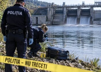 Descoperire șocantă! Trupul unei tinere, găsit într-o valiză lângă un baraj!